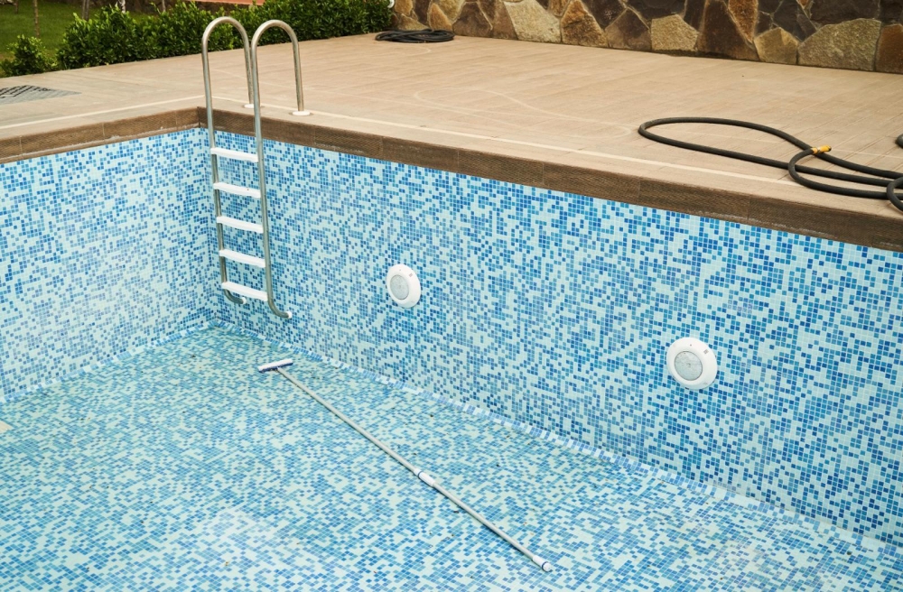 Cómo vaciar y limpiar una piscina correctamente: claves para dejarla como nueva